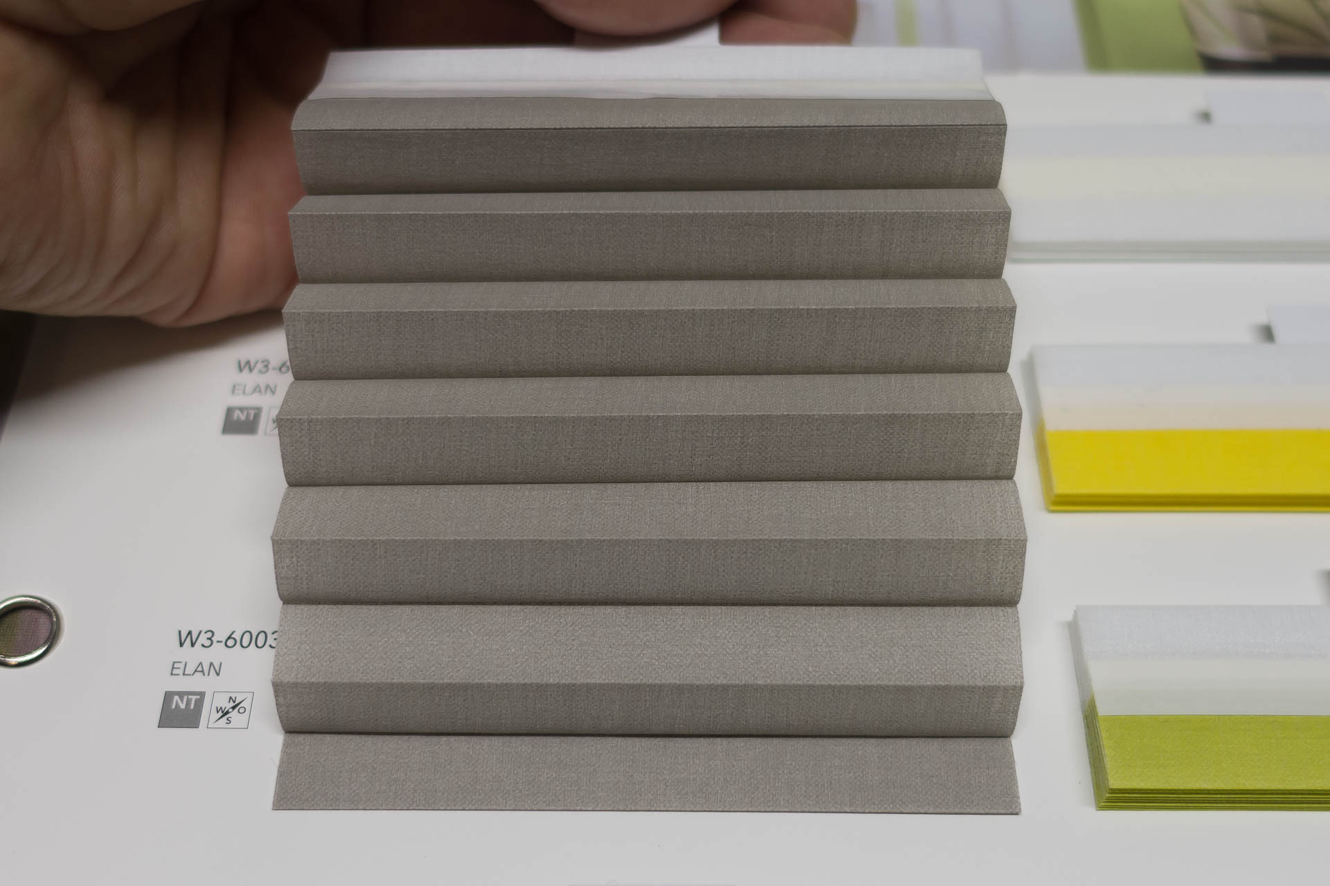 Waben-Plissee-Stoff aus der Farbkarte "Elan" | Material: 100 % PES