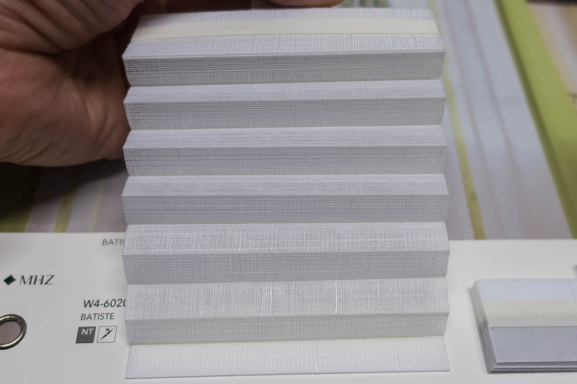 Waben-Plissee-Stoff aus der Farbkarte "Batiste" | Material: 100 % PES