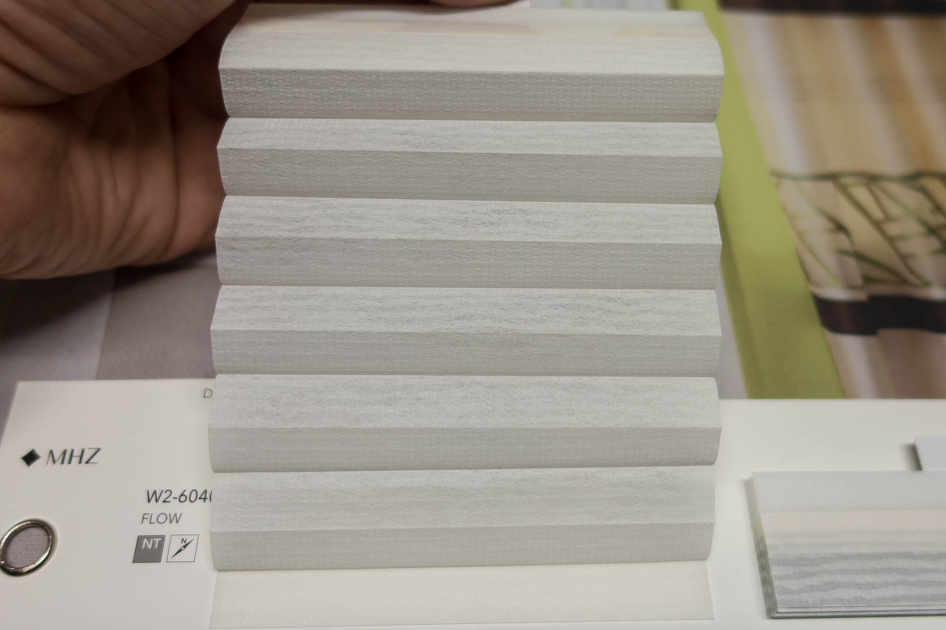 Waben-Plissee-Stoff aus der Farbkarte "Dessins Flow" | Material: 100 % PES