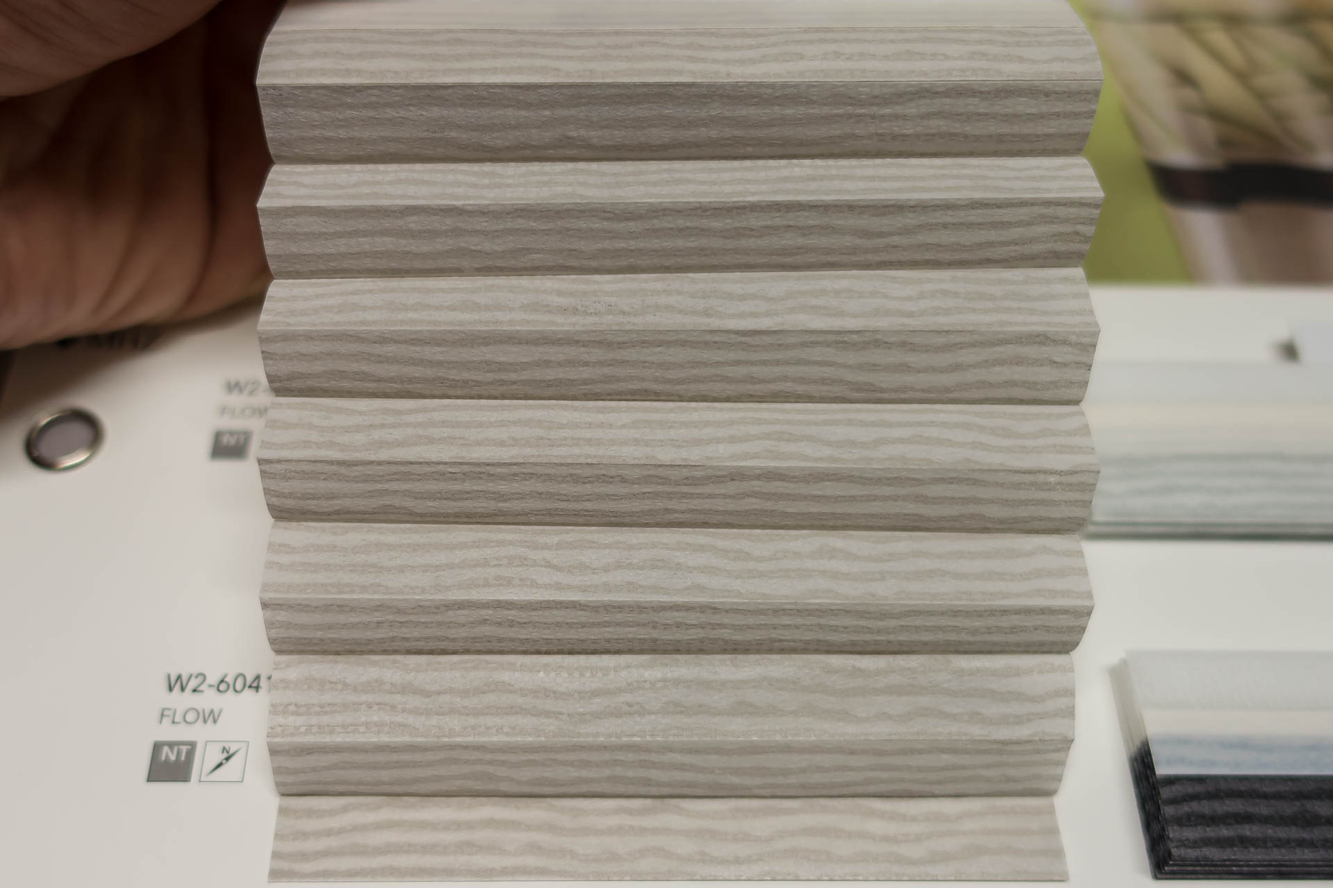 Waben-Plissee-Stoff aus der Farbkarte "Dessins Flow" | Material: 100 % PES