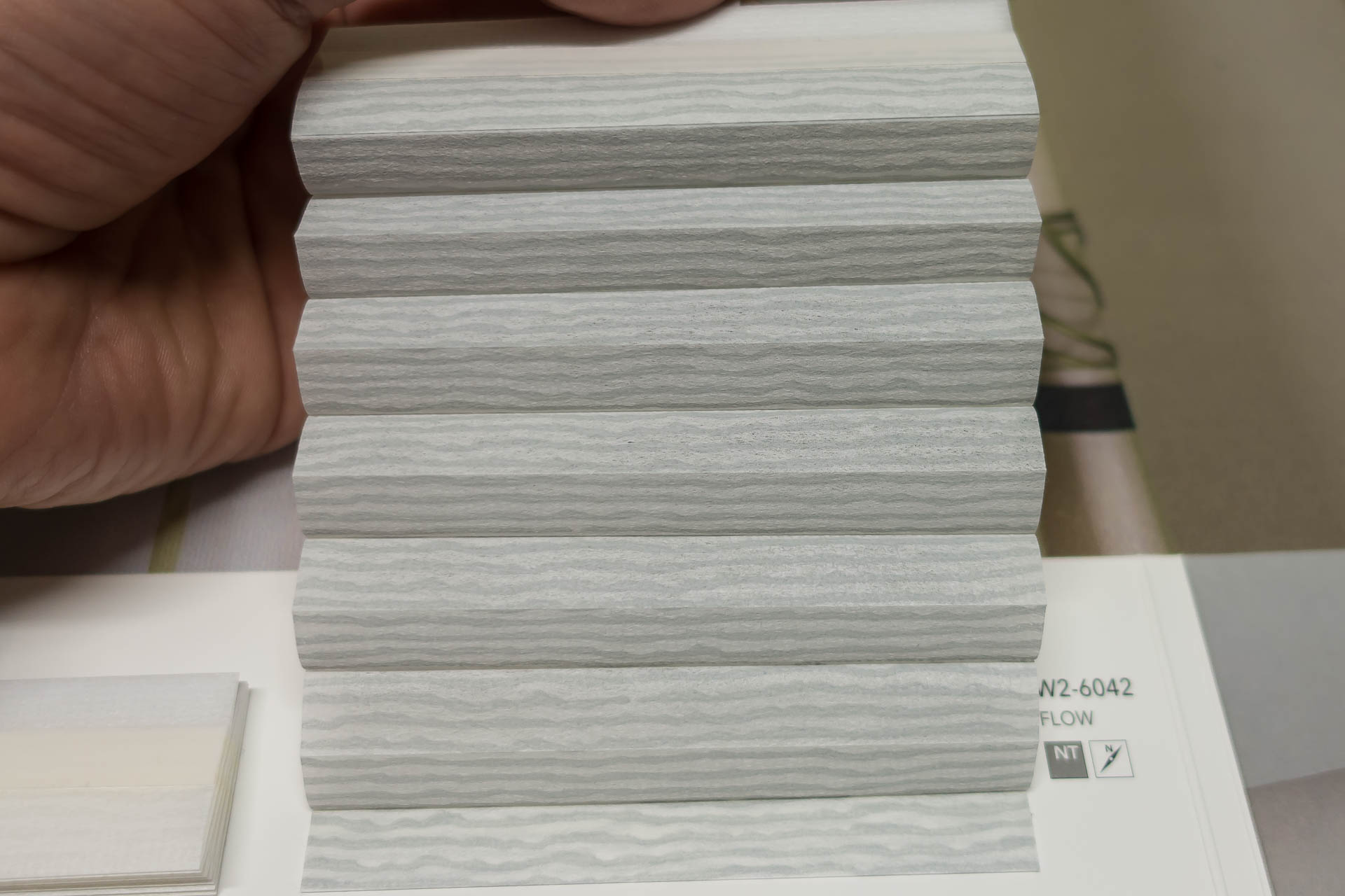 Waben-Plissee-Stoff aus der Farbkarte "Dessins Flow" | Material: 100 % PES