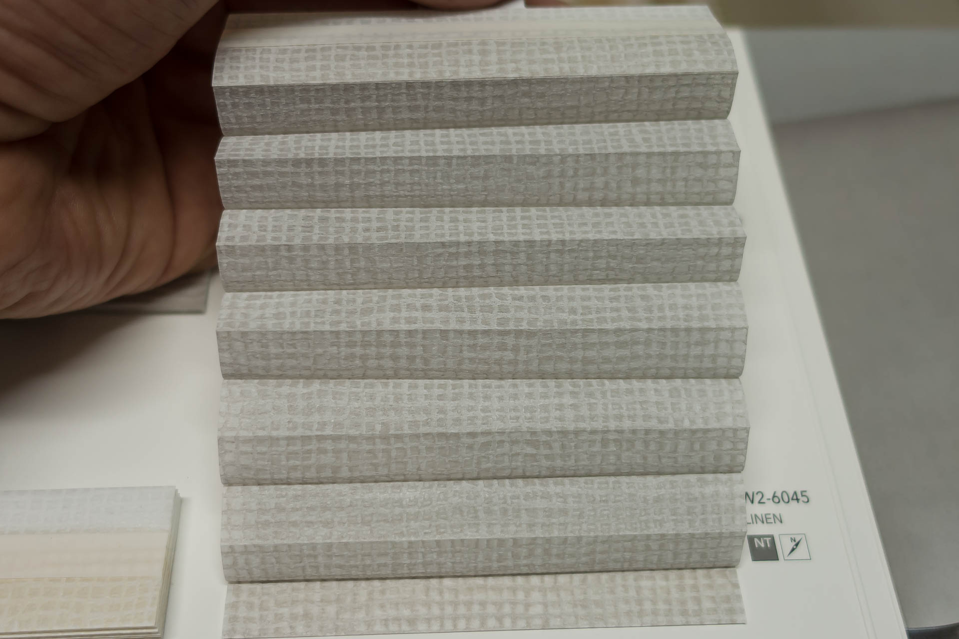 Waben-Plissee-Stoff aus der Farbkarte "Dessins Linen" | Material: 100 % PES