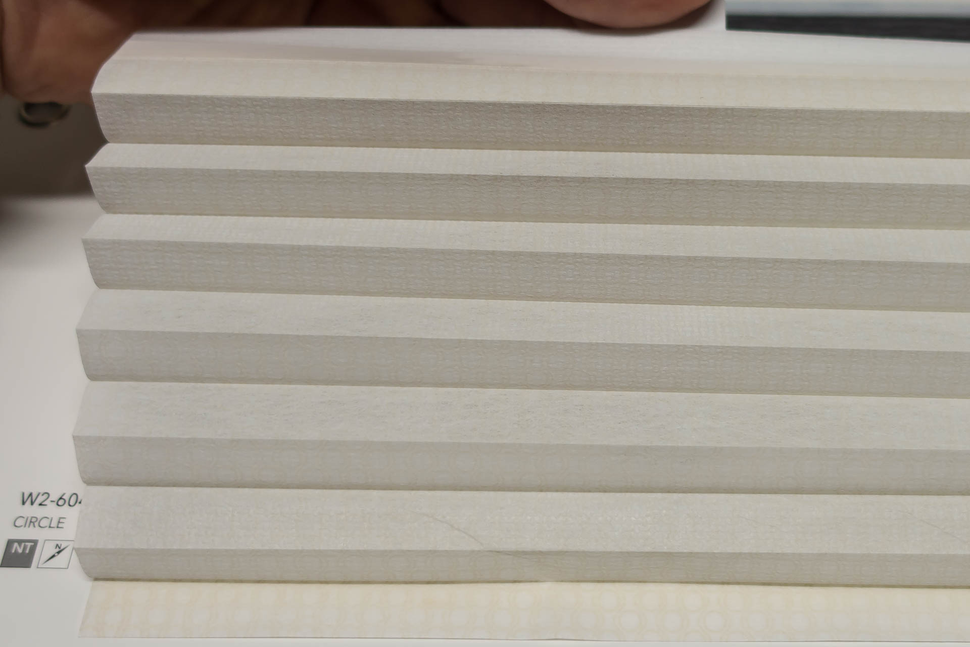 Waben-Plissee-Stoff aus der Farbkarte "Dessins Circle" | Material: 100 % PES