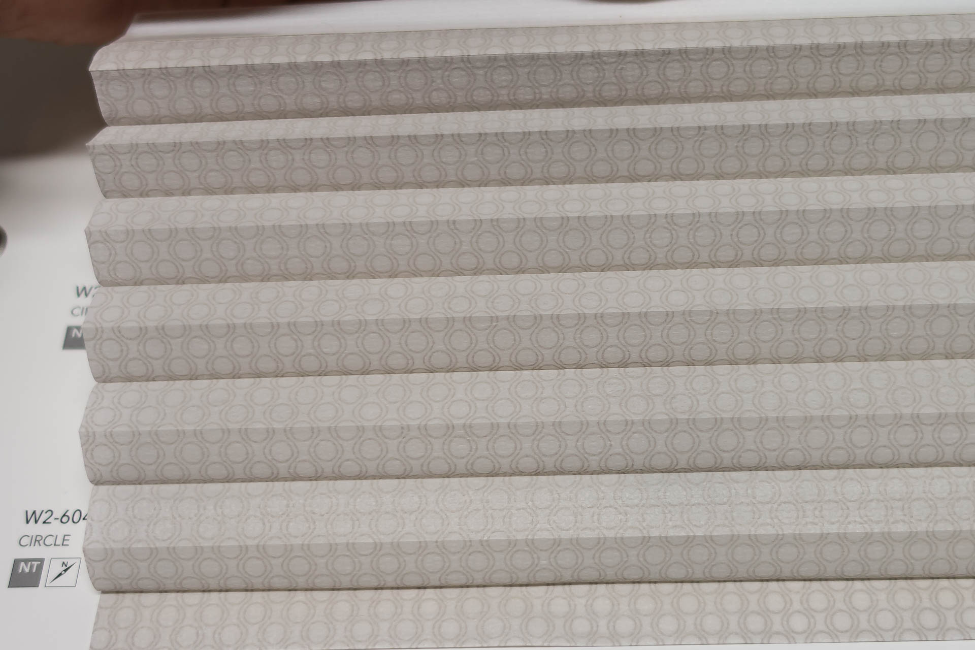 Waben-Plissee-Stoff aus der Farbkarte "Dessins Circle" | Material: 100 % PES