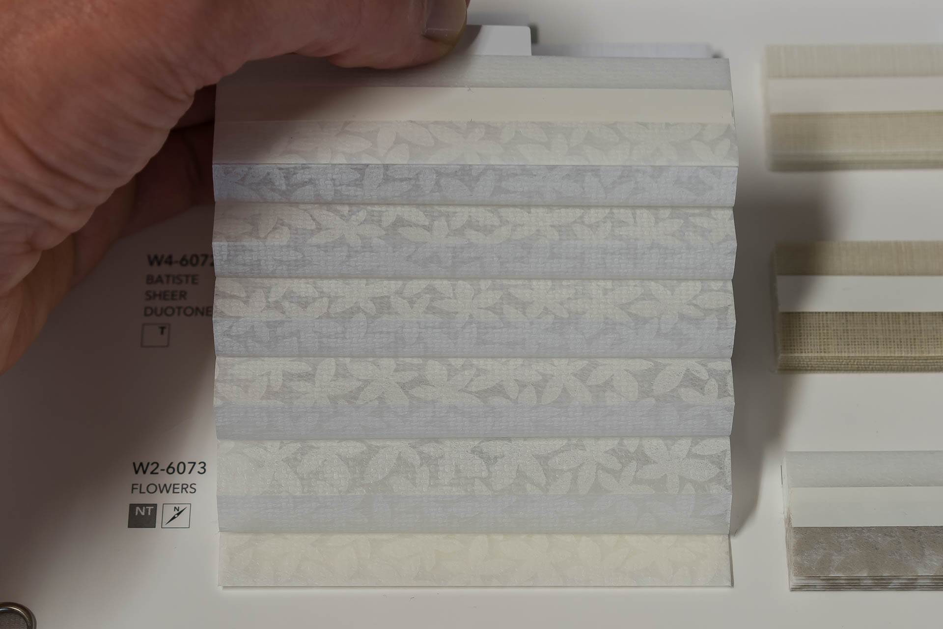 Waben-Plissee-Stoff aus der Farbkarte "Dessins Flowers" | Material: 100 % PES