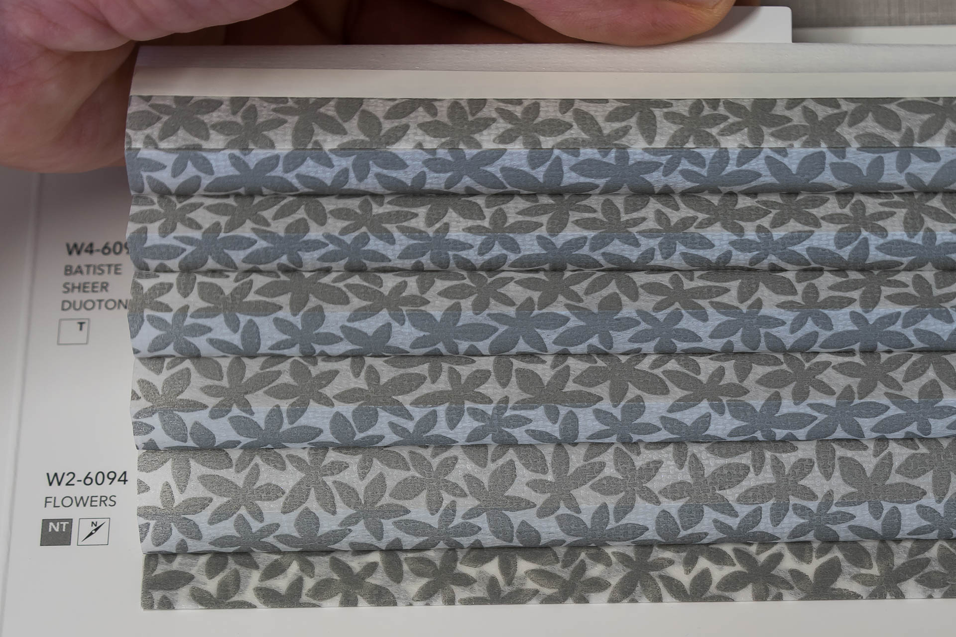 Waben-Plissee-Stoff aus der Farbkarte "Dessins Flowers" | Material: 100 % PES