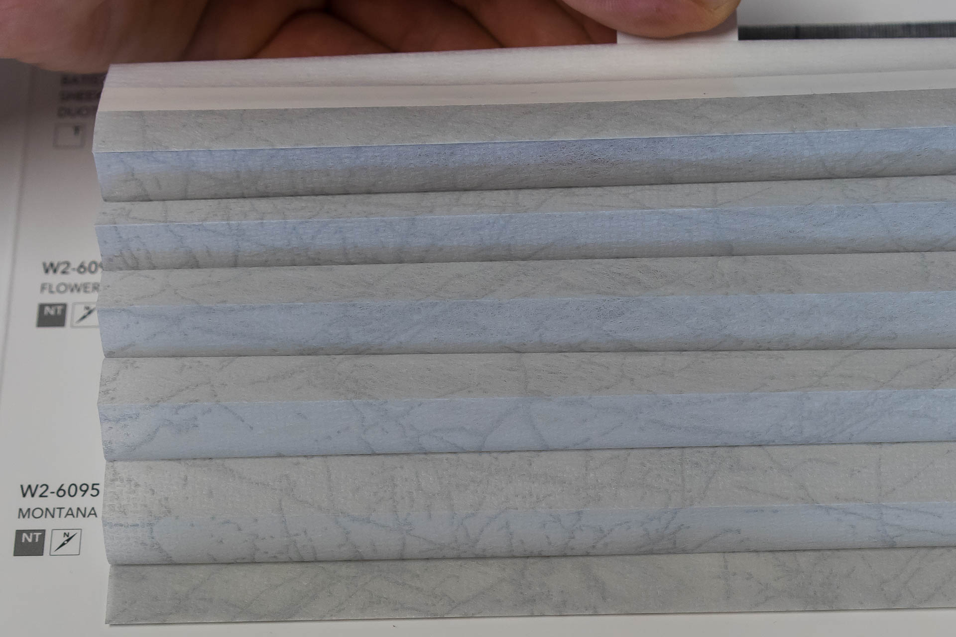 Waben-Plissee-Stoff aus der Farbkarte "Dessins Montana" | Material: 100 % PES