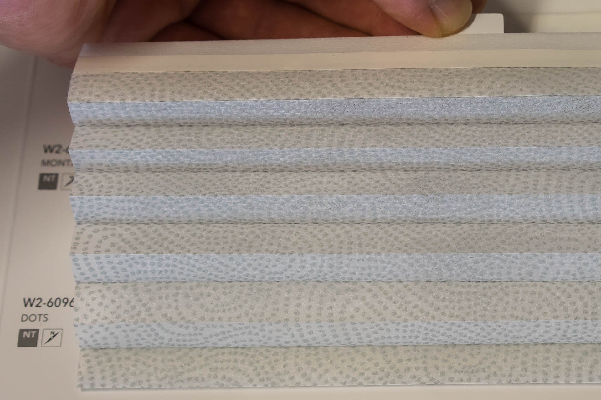 Waben-Plissee-Stoff aus der Farbkarte "Dessins Dots" | Material: 100 % PES