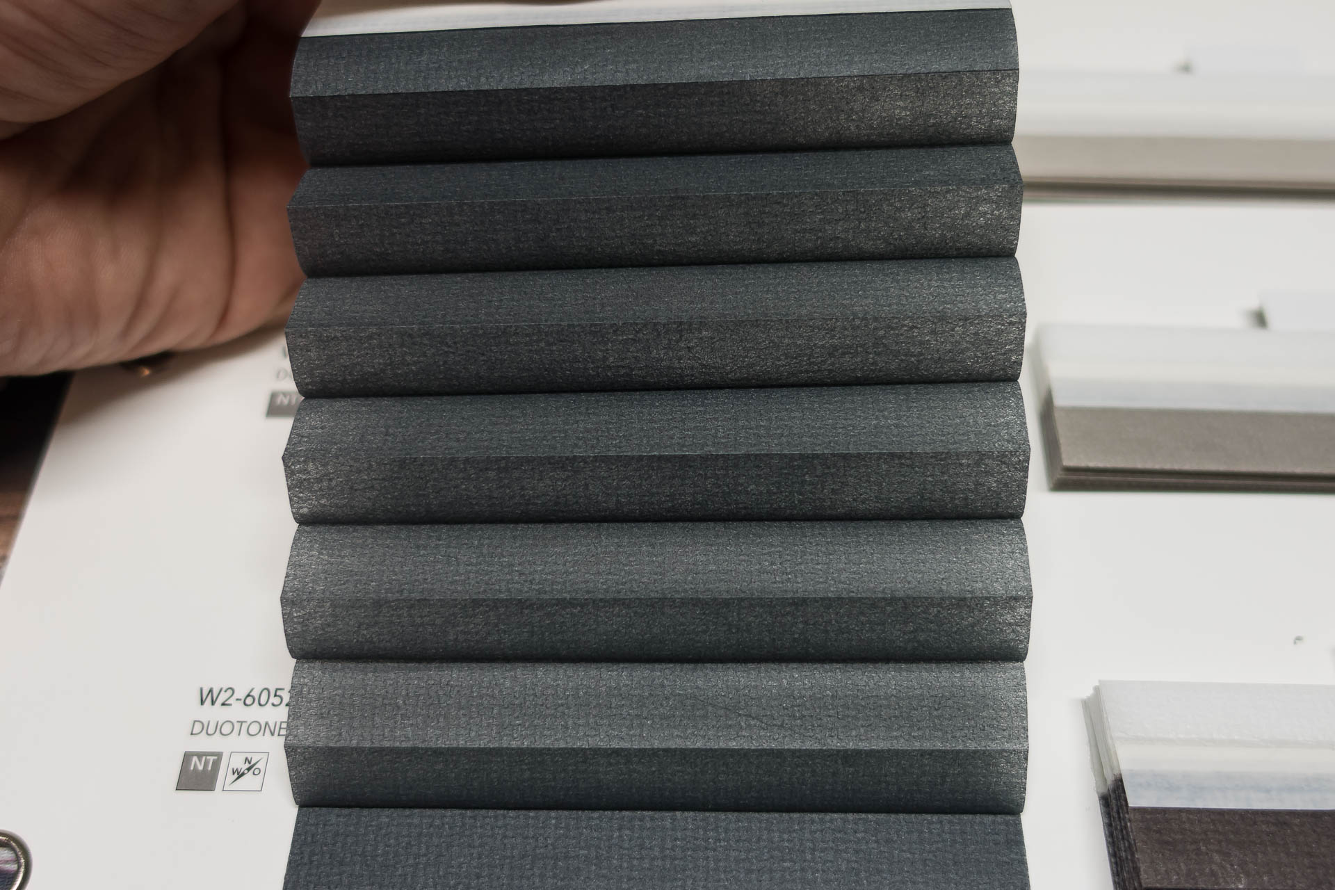 Waben-Plissee-Stoff aus der Farbkarte "Duotone" | Material: 100 % PES