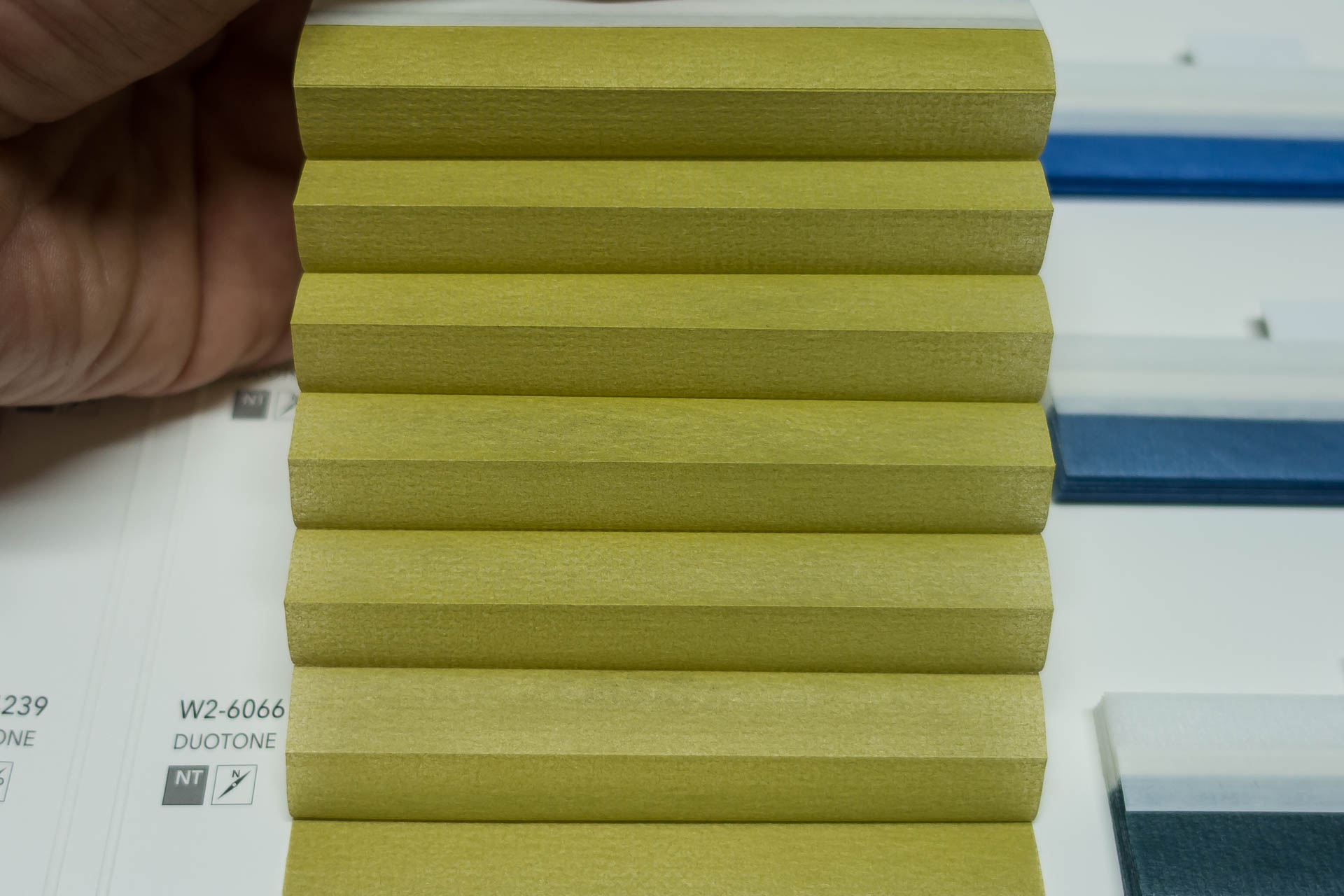 Waben-Plissee-Stoff aus der Farbkarte "Duotone" | Material: 100 % PES