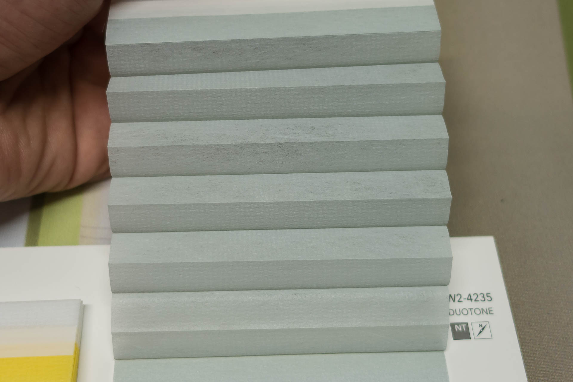 Waben-Plissee-Stoff aus der Farbkarte "Duotone" | Material: 100 % PES