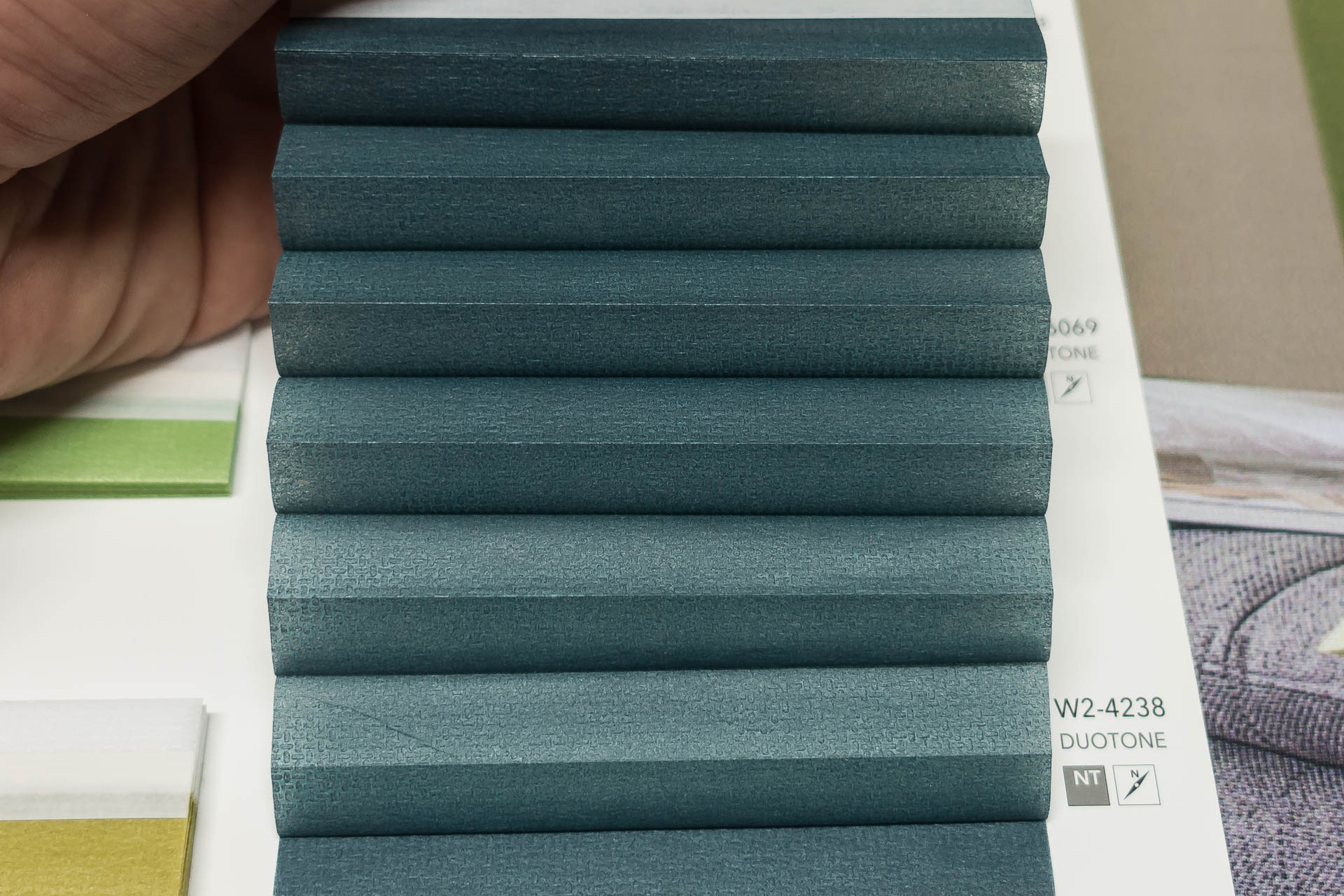 Waben-Plissee-Stoff aus der Farbkarte "Duotone" | Material: 100 % PES